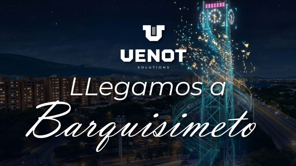 Una toma aérea nocturna que muestra un paisaje urbano con edificios de apartamentos de ladrillo a la izquierda y montañas al fondo. En el centro-derecha, una gran torre de reloj holográfica está hecha de líneas de luz azul cyan entrelazadas, con un reloj digital y una pantalla de texto en la parte superior, rodeada por una espiral de partículas de luz doradas y fragmentos. Un parque y carreteras están en el primer plano.
