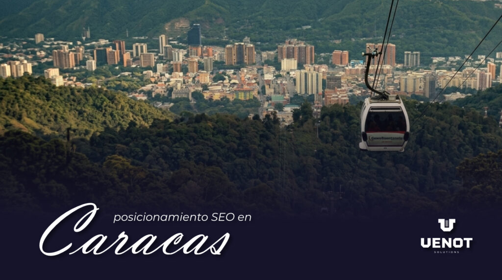 Vista panorámica y cinematográfica desde el teleférico de Caracas (Warairarepano) mirando hacia la ciudad, capturando una cabina en primer plano suspendida sobre la densa vegetación del Ávila con los edificios del valle de fondo bajo un cielo nublado.